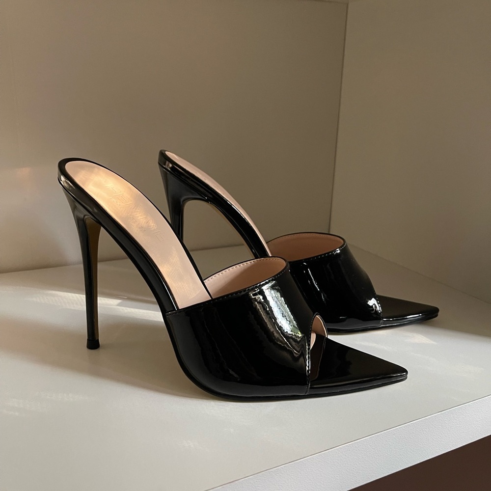 Gianni Patent Mule - Black
Femme LA mules never worn, size 9. No flaws.